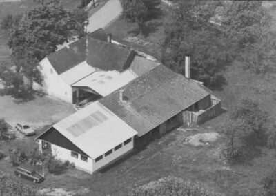 Alte Luftaufnahme in Schwarz-Weiß des ehemaligen Produktionsstandorts von Kattun in Eisenberg an der Raab