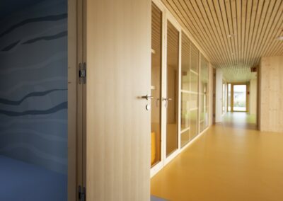 Blick in einen offenen Flur im Kindergarten Deutsch Wagram. Zu sehen ist die Innenverkleidung aus Holz und die Lamell-Decken-Paneele, sowie Glastüren.