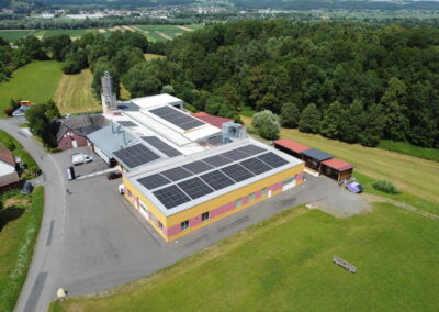 Luftaufnahme des Produktionsstandorts von Kattun in Eisenberg an der Raab. Zu sehen sind auch die hauseigenen Photovoltaik-Anlagen auf dem Dach.