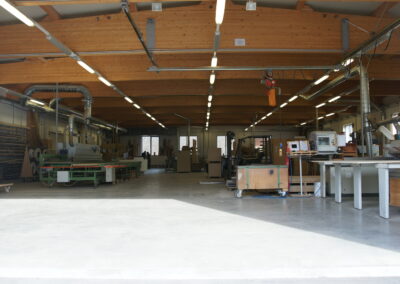 Produktionshalle von Kattun in Eisenberg an der Raab mit diversen Maschinen zur Holzbearbeitung.