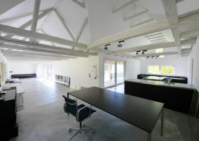 Büro mit Schreibtischen und sichtbarem Dachstuhl